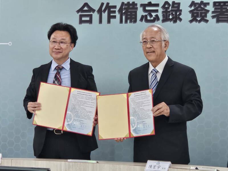 國家環境研究院9日與國家災害防救科技中心簽訂合作備忘錄,盼強化氣候變遷研究能量。左起劉宗勇與陳宏宇(Photo by 呂翔禾/台灣醒報)