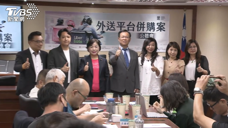 藍白立委一字排開,趁開議前討論外送平台併購案,即使民眾黨主席柯文哲遭羈押禁見,似乎不影響立院藍白合作默契。(電視截圖)