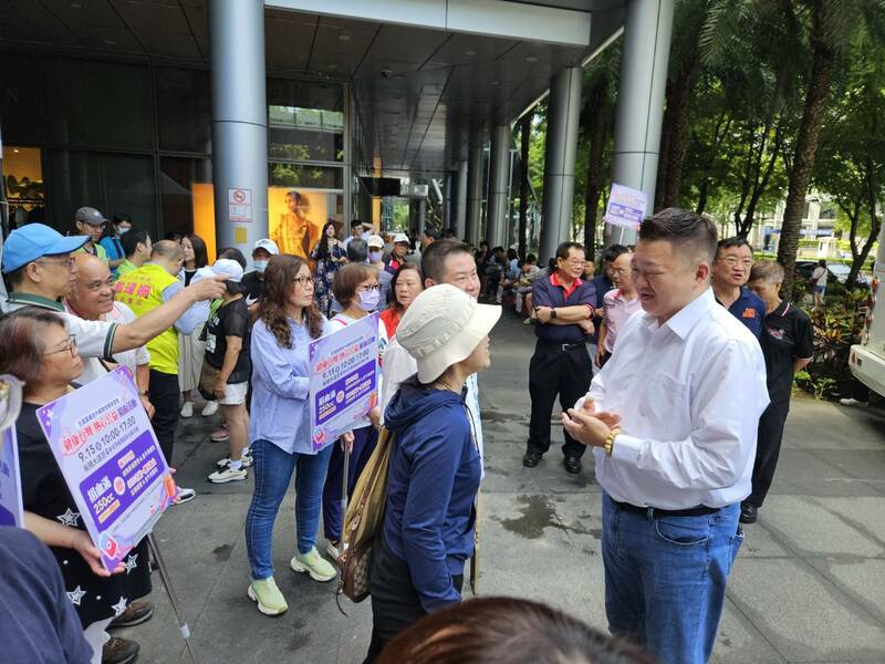 民進黨副秘書長何博文(右)受訪時多次強調司法獨立,盼藍白不要明目張膽施壓。(Photo by 呂翔禾/台灣醒報)