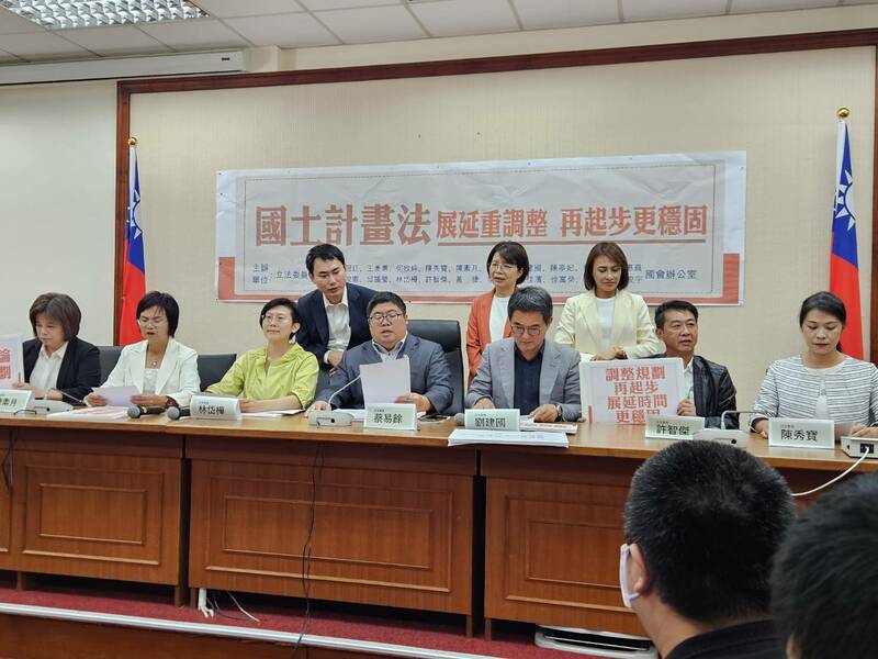 民進黨有22位立委呼籲政府展延《國土計畫法》,避免農民權益受損,失去土地變更使用彈性。(Photo by 呂翔禾/台灣醒報)