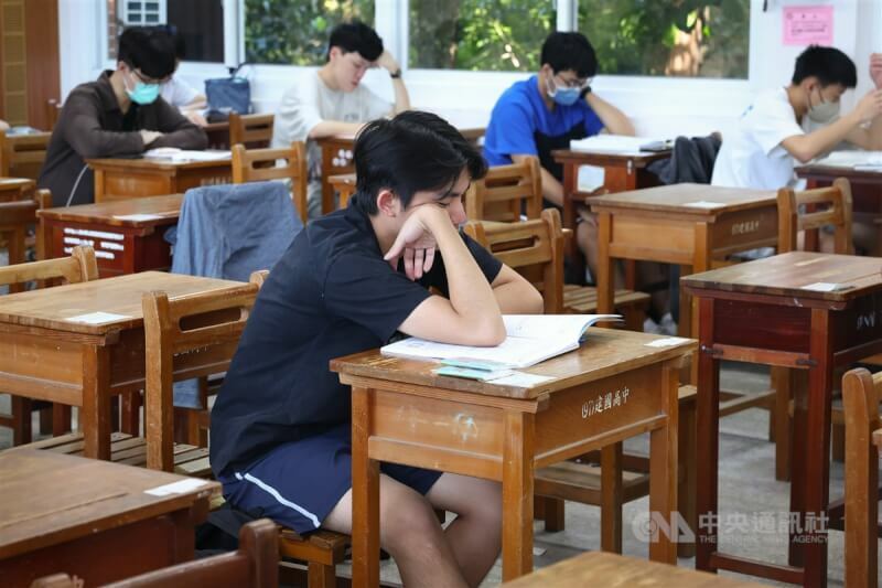 學生在學校上了八節課,緊接著又要去補習班,回到家往往都九點多了,家長傷了荷包,學生過勞,這些道理大家都懂。(中央社)