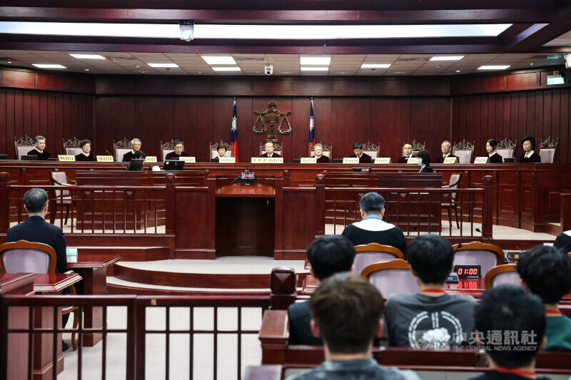 憲法法庭於9月20日做出113年憲判字第8號判決,認為死刑的刑罰規定有條件合憲,全體聲請人37名死囚得援引判決意旨提起非常上訴。最高檢察署表示,將依相關法律規定妥速辦理。(中央社)