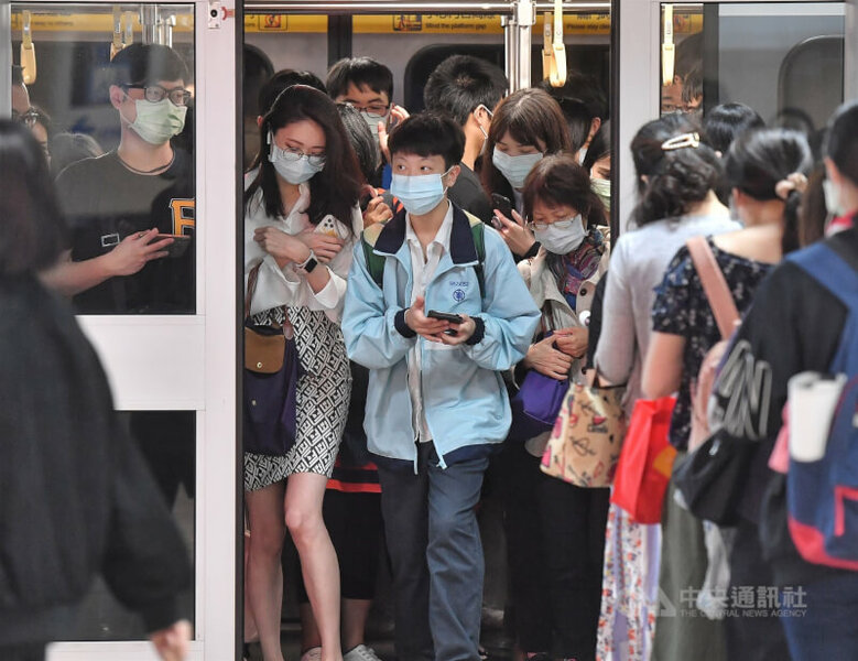 出入公共空間戴口罩、酒精擦拭、勤洗手等都只是治標而已,真正防疫的治本之道,莫過於居住環境內外要潔淨,所謂「在潔淨的人,凡物都潔淨」(聖經)。(中央社)
