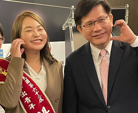 擔任第62屆十大傑出青年的評審主委、外交部長林佳龍23日與打寶蛤水產公司創辦人楊宜樺一同合照。(Photo by 簡嘉佑/台灣醒報)