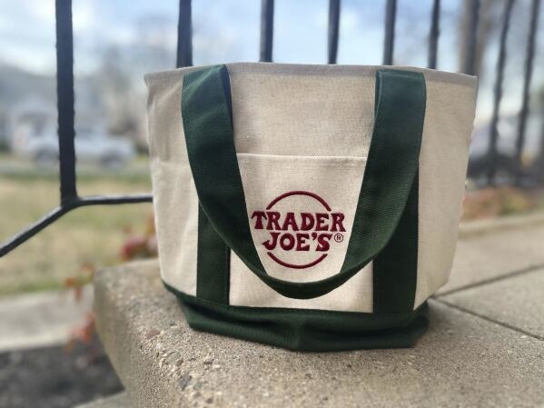 服飾連鎖店「 Trader Joe’s 」迷你手提袋相當火爆,該包款一週的進出貨量曾高達數十萬。(網路截圖)