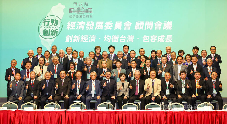 行政院秘書長龔明鑫表示,為解決低薪問題,顧問建議政府研議考慮定義低薪勞工、企業薪資透明化,這部分將交由部會討論,預計於下次經發會會議提出。圖為行政院長卓榮泰(前左7)9月3日出席行政院經濟發展委員會顧問會議開幕典禮。(中央社)
