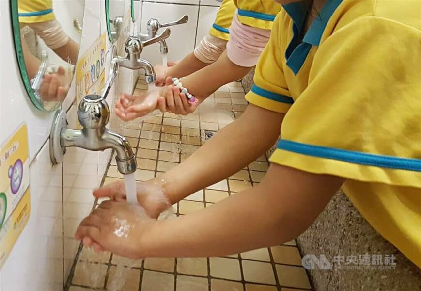 疾管署24日提醒,腹瀉與腸病毒仍在持續流行,民眾需注意飲食與環境清潔、多洗手。(中央社)