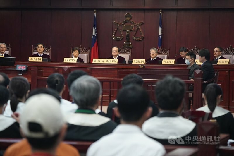 社會矚目的死刑釋憲案,憲法法庭20日做出113年憲判字第8號判決,刑法以死刑為最重本刑部分,僅適用犯罪情節屬最嚴重,且刑事程序符合憲法最嚴密正當法律程序要求的情形合憲。(中央社)