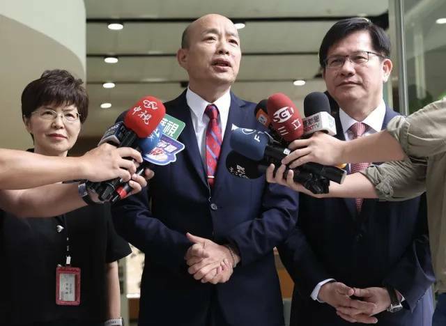 代表政府進行民間外交的民主基金會25日選出執行長,為中山大學榮譽退休教授廖達琪(左)。(中央社)