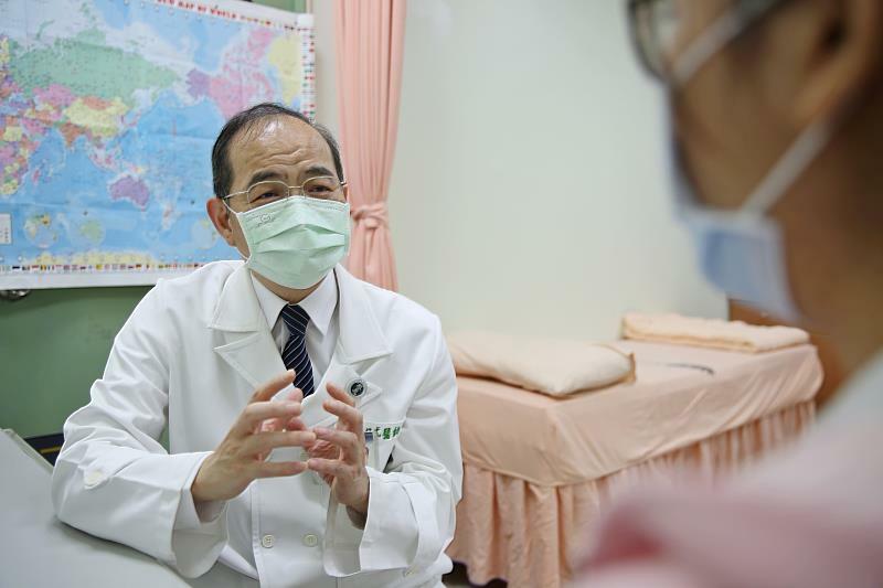 健保署與心臟基金會等醫團26日提醒民眾注意高血脂引發的動脈粥狀硬化心血管疾病。(中央社)