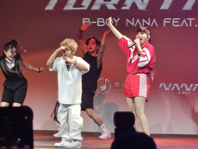 世界霹靂舞冠軍、9歲的NANA於26日跨界歌壇,與藝人愛紗推出單曲《Turn it UP》。(Photo by 呂翔禾/台灣醒報)