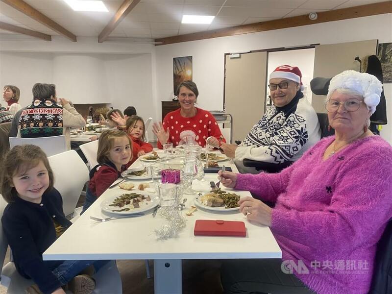 法國早已進入超高齡社會,走訪失智村、跨世代村、長者合租與記憶蒐集4個創新長照的機構,近距離觀察法國如何透過聆聽銀髮族身心需求,打造不同的照護模式。(中央社)