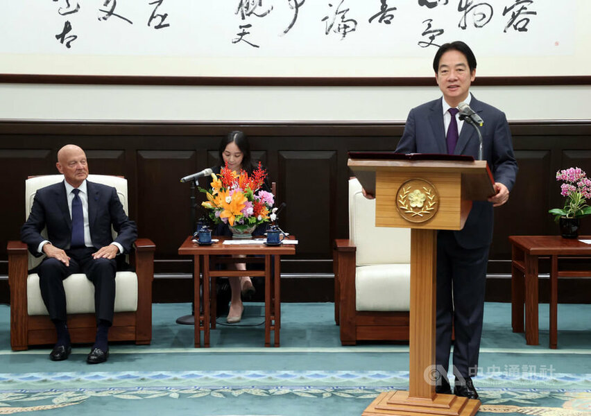 總統賴清德表示,台灣希望與美國等全球民主夥伴,透過更緊密的合作網路,持續強化結盟的力量,共同撐起民主保護傘,讓民主國家免於威權擴張的威脅。左為美國史丹福大學胡佛研究所「台灣在印太地區計畫」訪問團成員之一。(中央社)