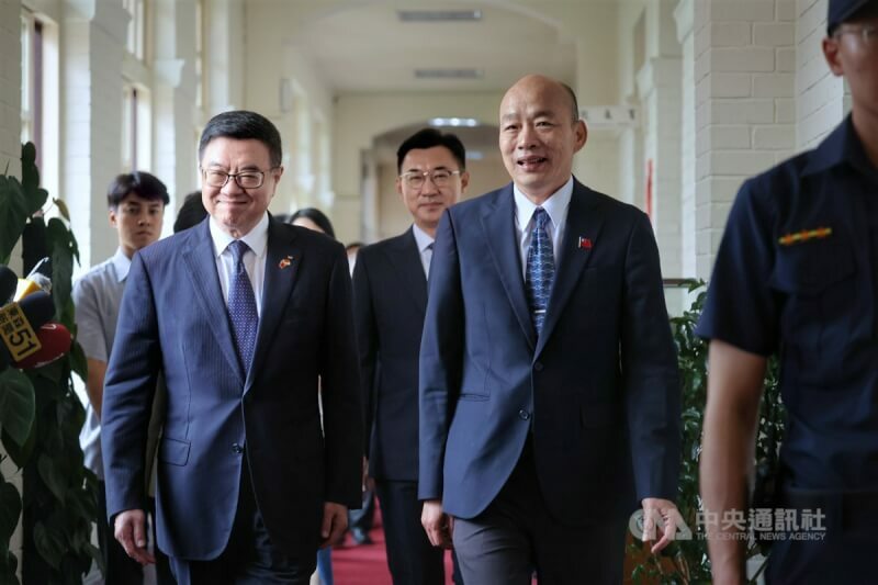 賴政府近日要求官員、立委全勤,結果都沒做到,還要立法院長邀請行政院長吃飯化解總預算僵局。圖為卓榮泰與韓國瑜。(中央社)
