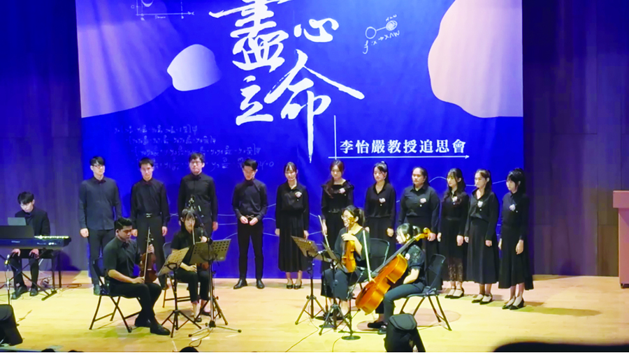 李怡嚴追思會中演唱他生前喜歡的歌:「奉獻」、「如果明天就是下一生」。(章文攝)