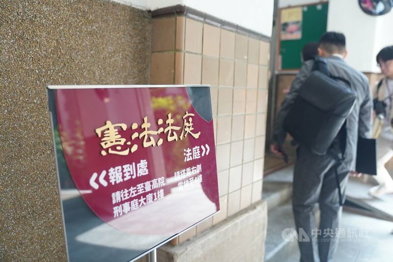 大法官終於做出「死刑部分合憲」的解釋,反之,也不能讓要求「無條件廢死」者滿意,仍批評大法官心存怠惰。(中央社)