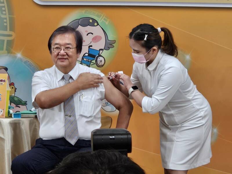 疾管署1日宣布流感與新冠疫苗開打,目前是高風險族群可優先施打。(Photo by 呂翔禾/台灣醒報)