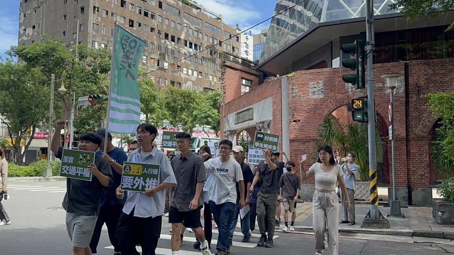 東海大學女學生22日在台中市中區遭巨業客運撞及傷重不治,多名東海學生代表25日到事故現場,默哀繞行路口,並提出多項交通改善訴求。(中央社)