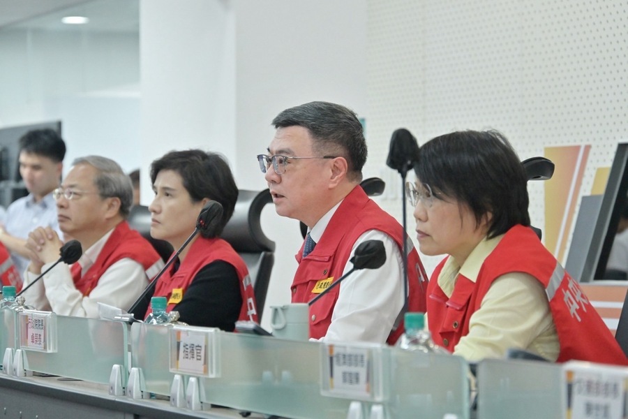 行政院長卓榮泰(右2) 2 日視察災害應變中心,提醒南部縣市注意災情、各部會要確保基礎設施運作。(行政院提供)