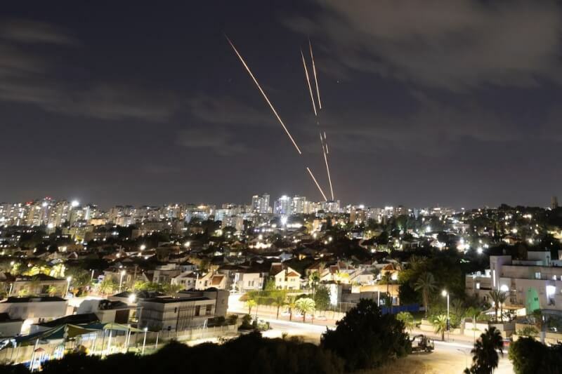 伊朗1日深夜以大量飛彈與火箭轟炸以色列,以軍已表示會讓伊朗付出代價。(中央社)