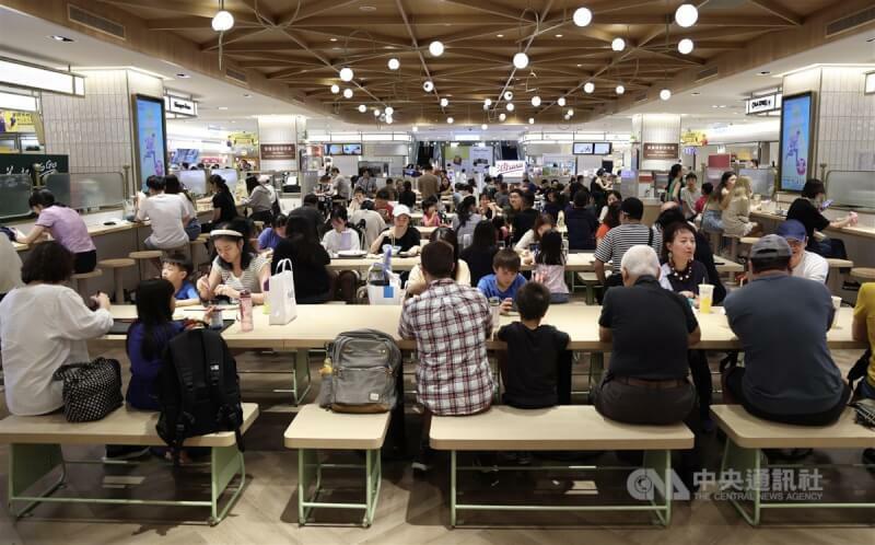 雖然2日放颱風天,但許多民眾紛紛前往百貨公司逛街,還有在KTV歡唱。(中央社)