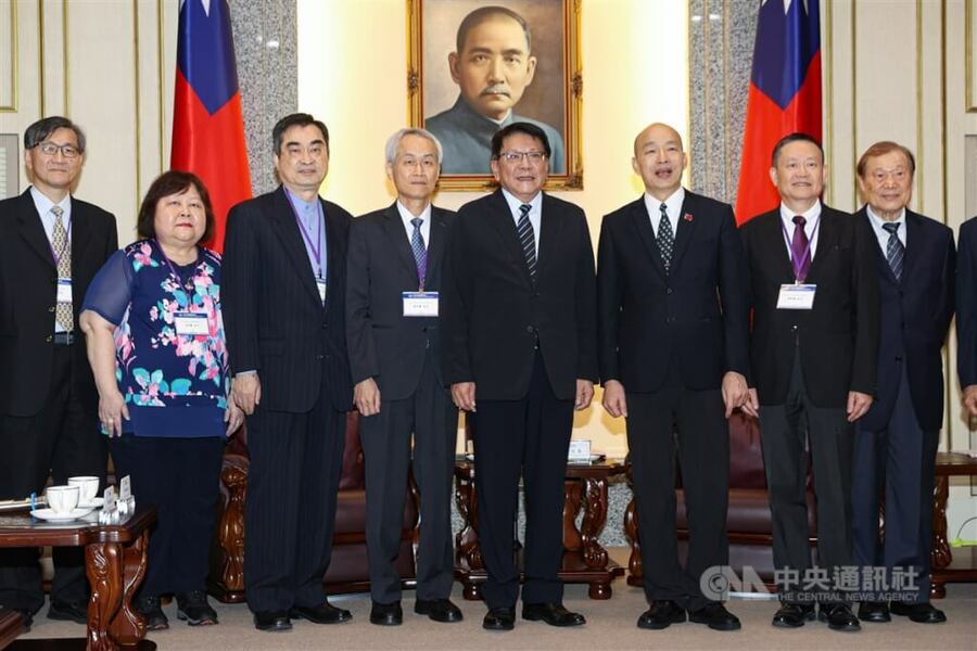 在野黨初步對考委人事權釋出善意,在考委爭議性低下,各方應從簡到難,先處理完考委,其它兩個人事權才有繼續討論的可能。(中央社)