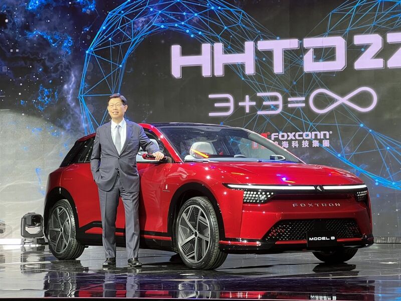 「鴻海科技日」上,董事長劉揚偉與Model B合影。(網路截圖)