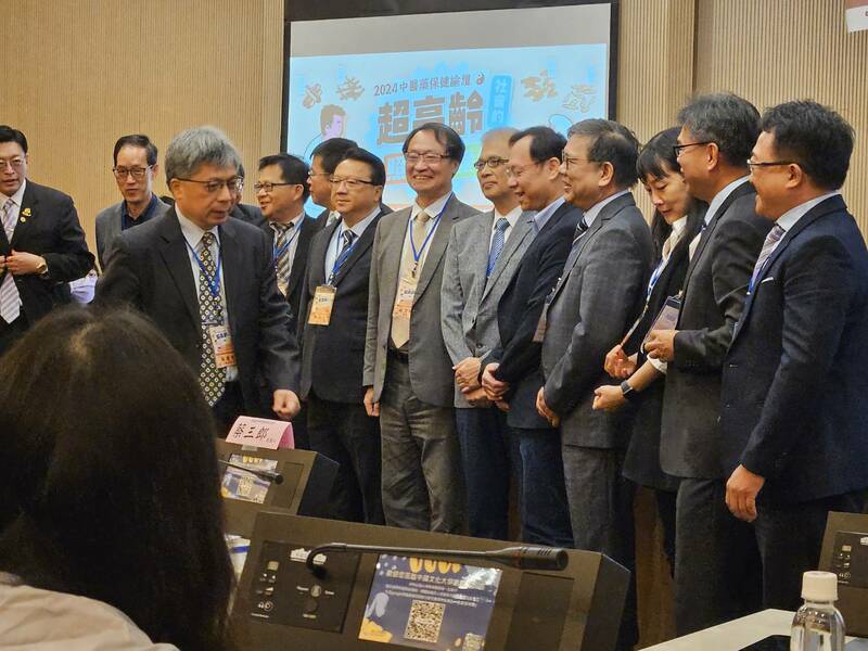 政府官員13日指出,盼透過中醫在長期照護的作用,降低醫療開支與副作用。(Photo by 呂翔禾台灣醒報)