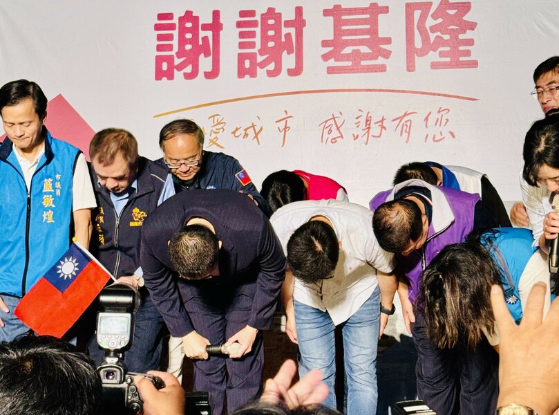 基隆市長謝國樑13日挺過罷免案,學者認為,這是民眾希望朝野和諧代替對抗的象徵。(讀者提供現場照片)