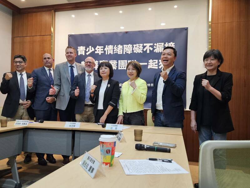 民進黨立委林月琴、范雲與衛教和青少團體14日呼籲政府參考國際經驗,讓更多情緒障礙青年受到照顧。(Photo by 呂翔禾/台灣醒報)