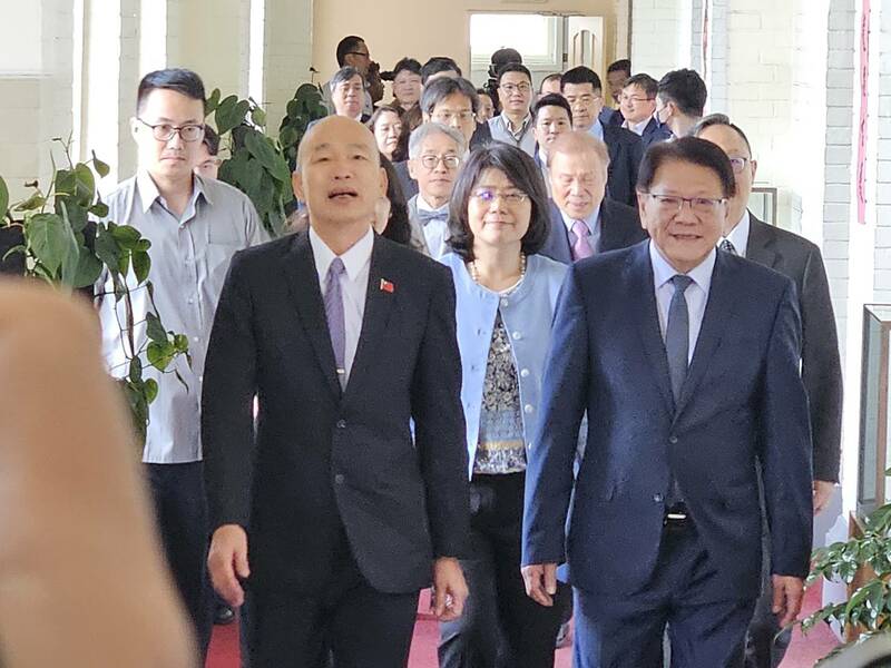 總統府秘書長潘孟安(右)15日帶領司法院大法官被提名人,拜會立法院長韓國瑜。(Photo by 呂翔禾/台灣醒報)