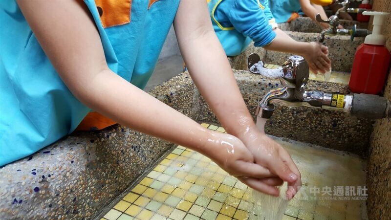 疾管署15日指出,近期腸病毒疫情創5年新高,民眾應注意多洗手、保持良好衛生習慣。(中央社)
