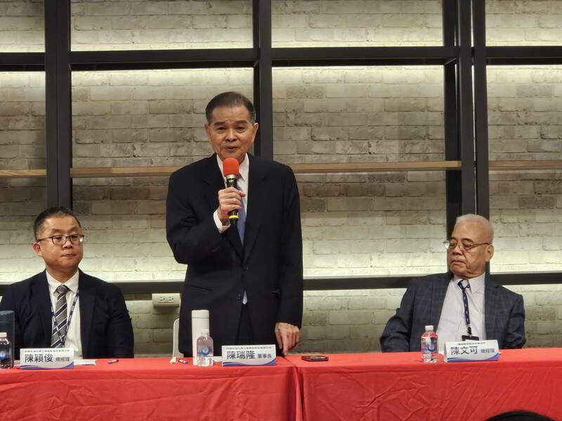 京華城容積案之開發公司鼎越與中石化17日召開記者會,針對相關狀況與財報進行說明。左起陳穎俊、陳瑞隆與陳文可(Photo by 呂翔禾/台灣醒報)