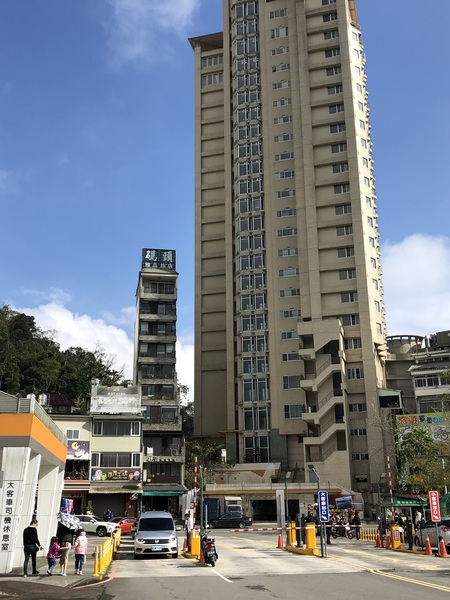 都市更新當然要把危老的建築物重建,但是「危老重建」絕對不等於都市更新。一直以來政府所推動的「危老重建」,為求速效,一方面獎勵容積,一方面甚至不限最小建地面積。(作者提供)
