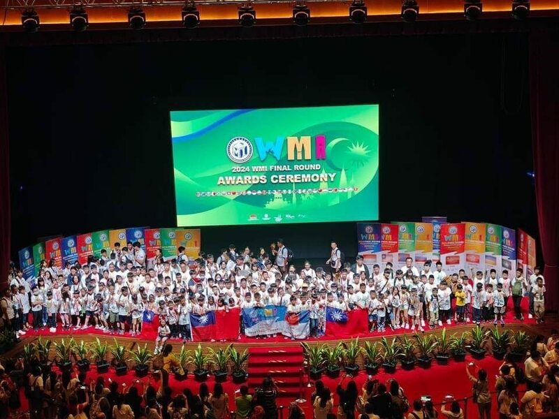 台灣選手於2024年世界數學邀請賽,獲得13鑽39金56銀36銅佳績,圖為台灣參賽選手合影。(中央社)