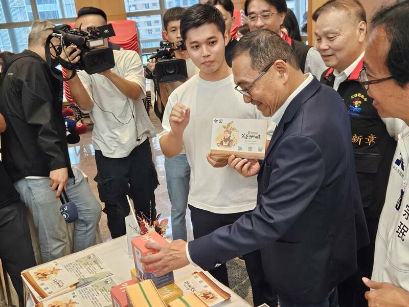 新北市長侯友宜(中)20日出席花蓮觀光推介會,並呼籲民眾多去花東觀光。(Photo by 呂翔禾/台灣醒報)