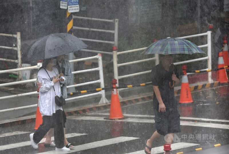 菲律賓東方海面的熱帶性低氣壓TD24有機會形成颱風「潭美」,但不確定是否襲台。未來幾天將進入多雨狀態。(中央社)