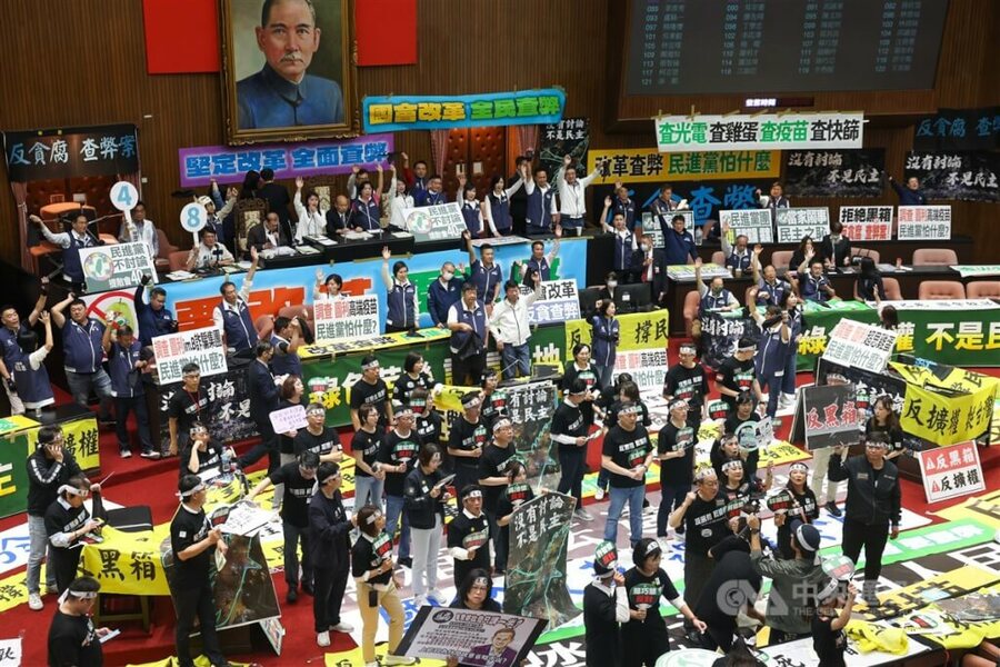 社會上所謂的團體,最大當然是國家,難免存在著「掌權」與「在野」兩種聲音。圖為立法院審查國會改革法案聚集抗議。(中央社)