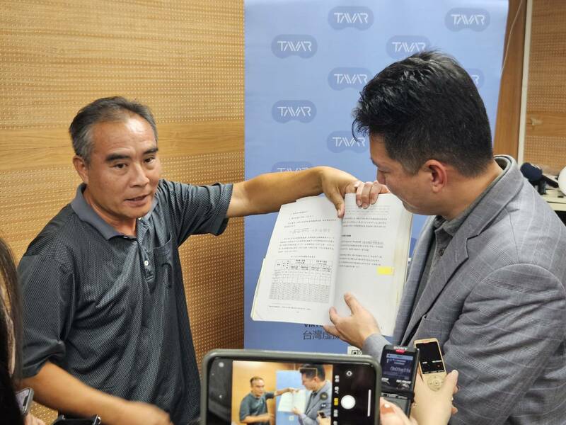 普悠瑪自救會21日再次召開記者會,質疑行政院、運安會報告不合理,是為了要將責任完全丟給肇事司機。圖為范銘浚與張凱鈞。(Photo by 呂翔禾/台灣醒報)