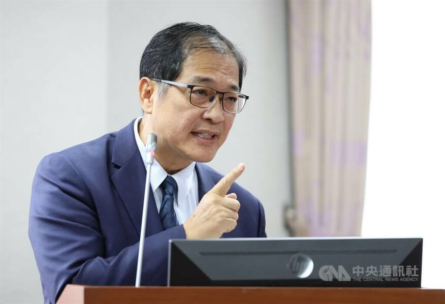 司法法制委員會23日邀請法務部等部會備詢,但相關官員都否認有洩密,讓各黨立委很不滿。圖為法務部長鄭銘謙。(中央社)