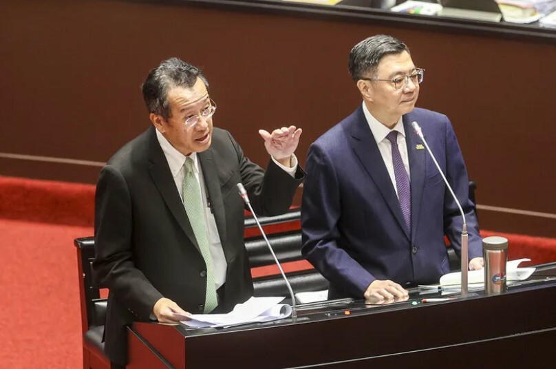 被問到卓榮泰內閣哪裡做得好,綠委直言是防藍白擴權,學者則肯定外交國防領域。圖為顧立雄與卓榮泰。(中央社)