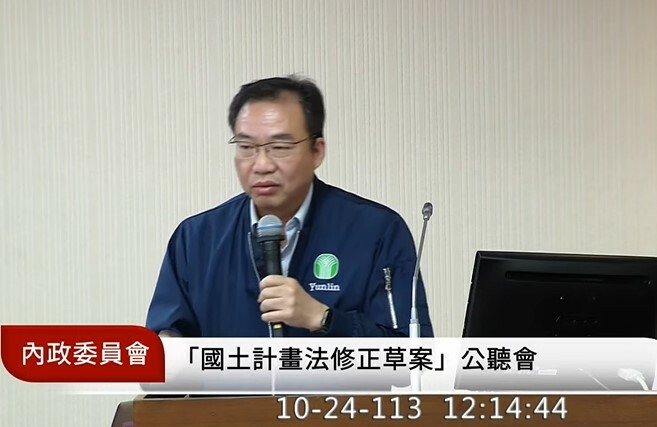 農業縣市如台南、雲林等地的農會與民代,對《國土計畫法》的土地劃設充滿疑慮。圖為農會代表陳志揚。(直播截圖)