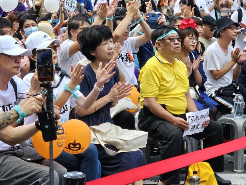 民眾黨27日舉行街頭宣講,吸引大量民眾參加,黨公職也發表演說表達不滿。(Photo by 呂翔禾/台灣醒報)