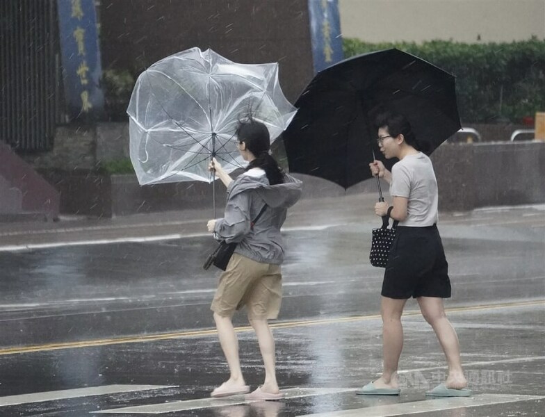 氣象專家吳德榮提醒,依照各國預側路徑,康芮颱風侵台的機率有增加,31日左右是觀察時間。(中央社)