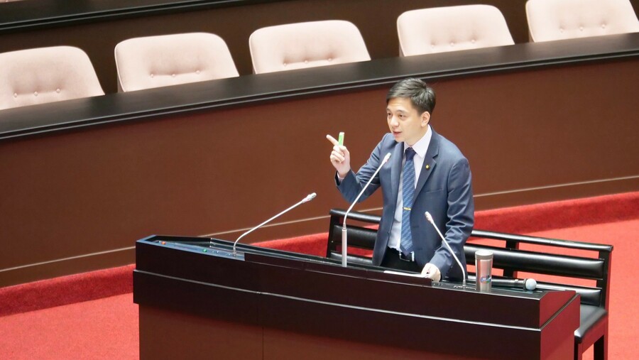 在野黨立委呼籲卓榮泰重啟核電,還有做好台電的財務規劃,避免連年虧損。圖為牛煦庭。(牛煦庭辦公室提供)