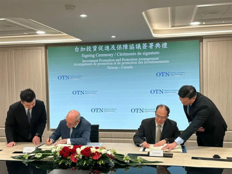 許多專家期盼2024年擔任跨太平洋夥伴全面進步協定(CPTPP)輪值主席國的加拿大,能幫助推動台灣入會。圖為台加2023年12月正式簽署「投資促進及保障協議」(FIPA)。(駐加拿大代表處提供)