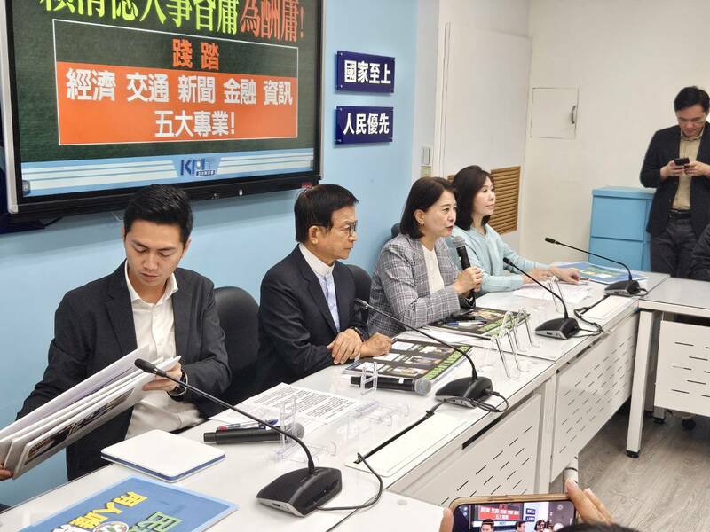 國民黨立院黨團列舉經濟、交通、新聞、金融與資訊5大人事爭議,批評總統賴清德用人唯親。(Photo by 呂翔禾/台灣醒報)