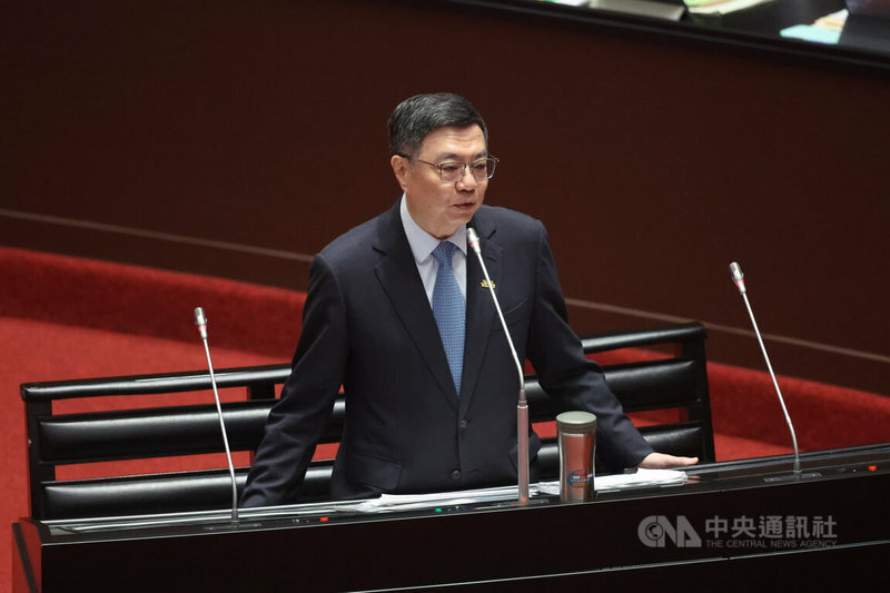 行政院長卓榮泰5日備詢時,針對國營事業相關議題回應媒體與立委的質疑。(中央社)