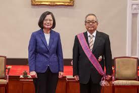 針對在野黨批評民進黨國營事業近期的爭議,學者指出,政治任命派遣自己人是常態。圖右為施俊吉(中央社)