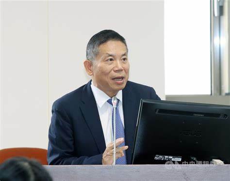 國發會主委劉鏡清認為,若是川普當選也不會對台灣晶片廠收保護費,否則成本會反應回美國設計廠。(中央社)